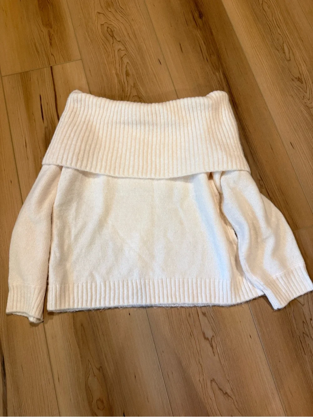 Abercrombie and fitch cream/white off shoulder slouchy sweater size large